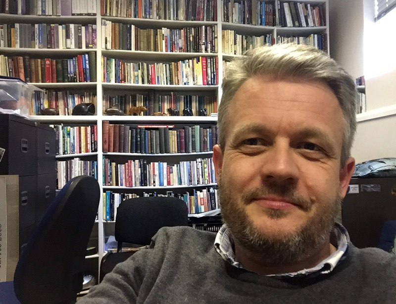 Sammen med Ian Christensen på hans kontor i London - her løber man aldrig tør for læsestof og inspiration...