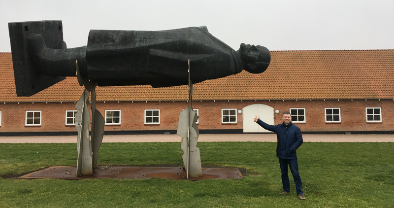 Et virkeligt sjovt møde med "Lenin" uden for Herning - som barn spekulerede Dima altid på, om alle de statuer han så over alt i Hviderusland var massive eller hule indeni? Ved selvsyn kunne vi konstatere, at den var ganske hul indeni - ligesom kommunismen....