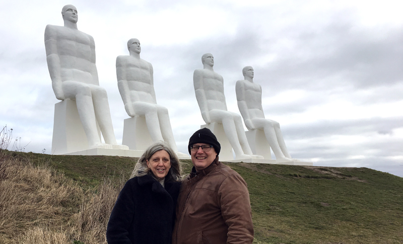 Med Gwenda og Wayne Simmonds på stranden i Sædding (beviset kan ses i baggrunden), i forbindelse med den fælles konference 1.-3. marts 2019...