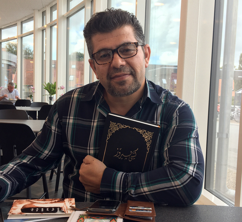 Ebrahim modtager sin første bibel på sit modersmål - kurdisk