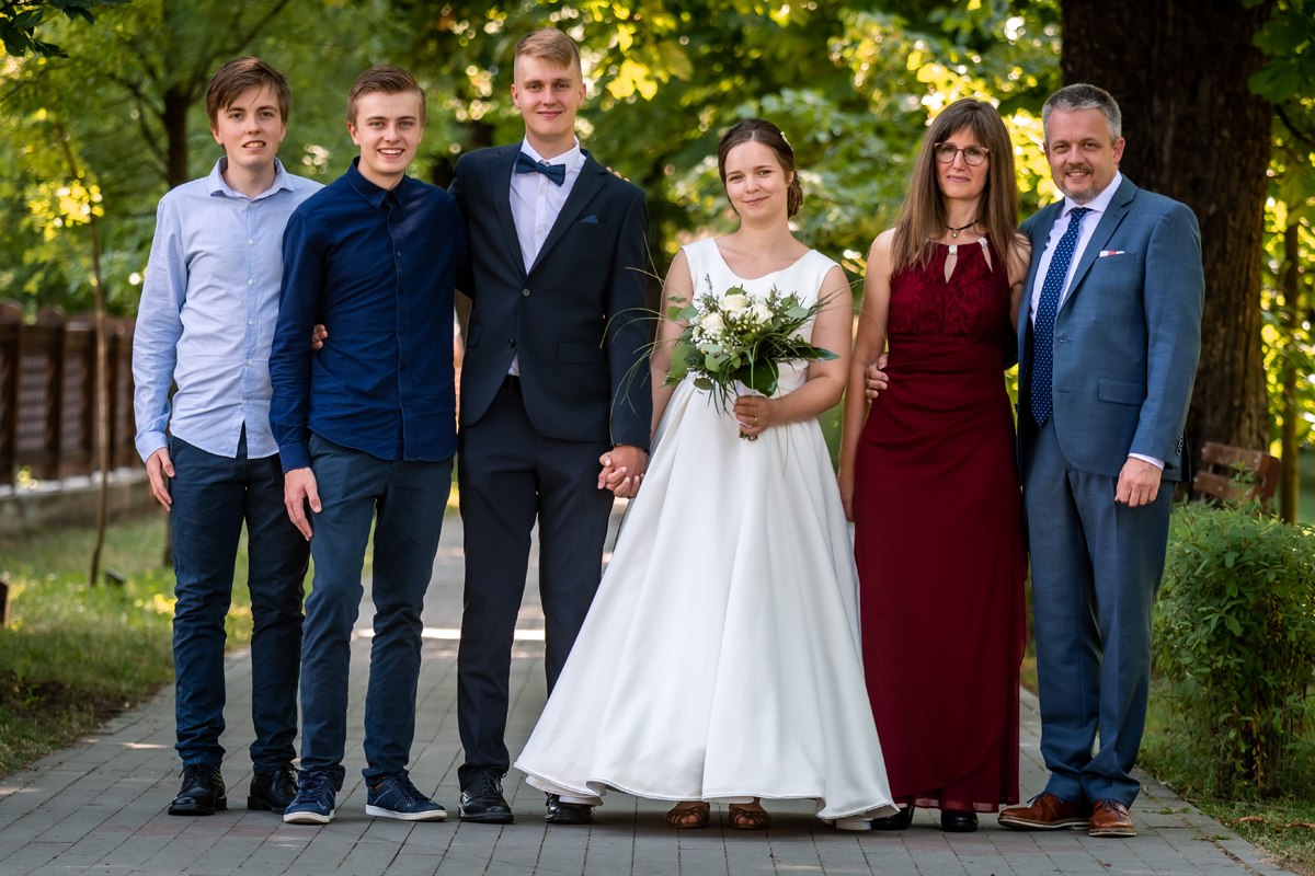 Familien samlet til bryllupsfest med 1 års forsinkelse i Rumænien