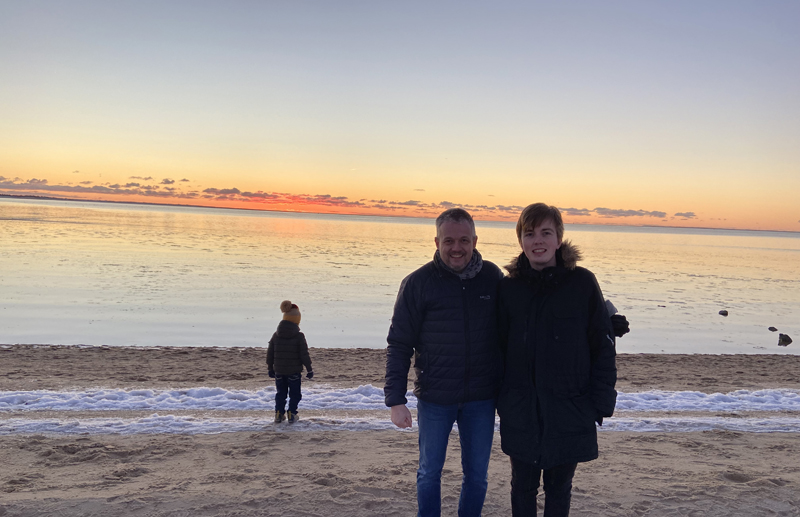 Solnedgang 1. juledag på Sædding strand, med ældstesønnen Filip og yngste-nevø "David" i baggrunden...