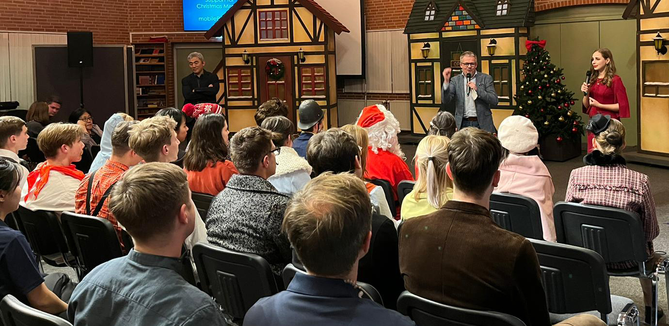 Fik lov at tale til en flok unge Ukrainere efter juleshow i Pinsekirken...